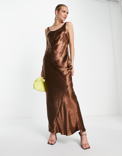 ASOS DESIGN - Chokoladebrun maxikjole med asymmetrisk snit og dyb rund ryg i satin