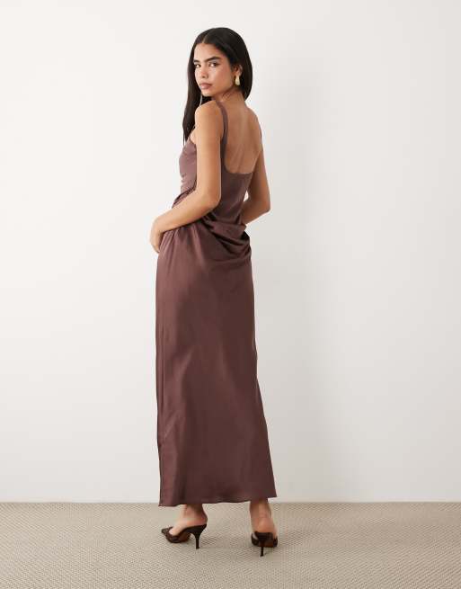 ASOS DESIGN - Chokoladebrun maxikjole med dyb rund hals og asymmetrisk draperende nederdel, 4 af 4