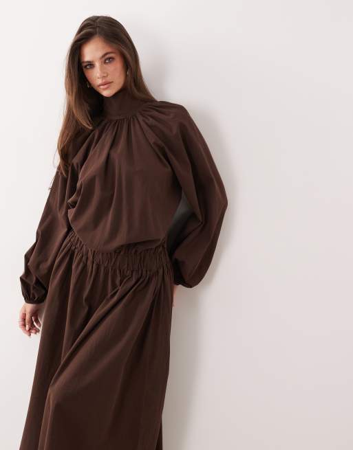 ASOS DESIGN - Chokoladebrun maxikjole med gennemgående lynlås og voluminøse læg i poplin, 2 af 4