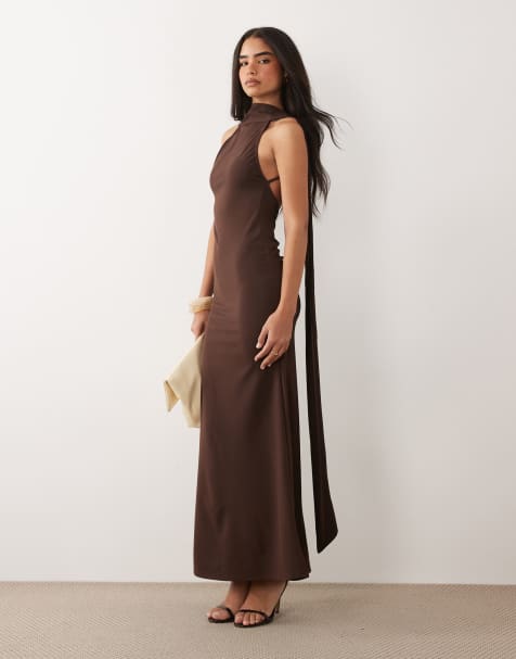 ASOS DESIGN - Chokoladebrun maxikjole med tørklædedetalje og dyb udskæring bagpå - view 1