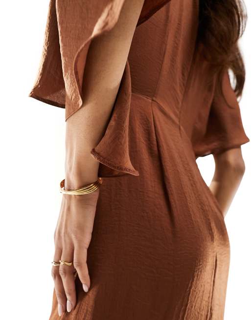 ASOS DESIGN - Chokoladebrun midikjole med asymmetrisk kant og flagrende ærmer i satin, 3 af 4