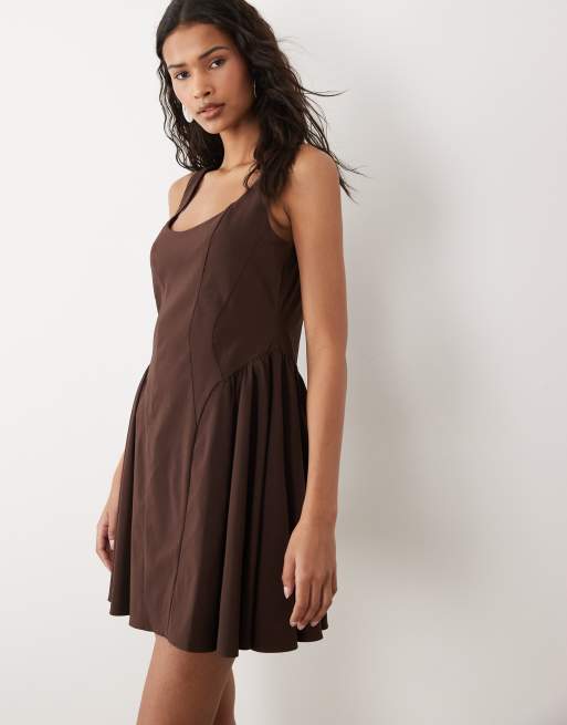 ASOS DESIGN - Chokoladebrun minikjole i bengalin med dyb rund hals og struktur samt flagrende kant, 2 af 4