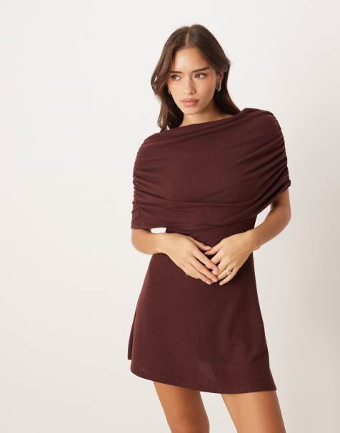 ASOS DESIGN - Chokoladebrun minikjole med kappelag yderst - view 1