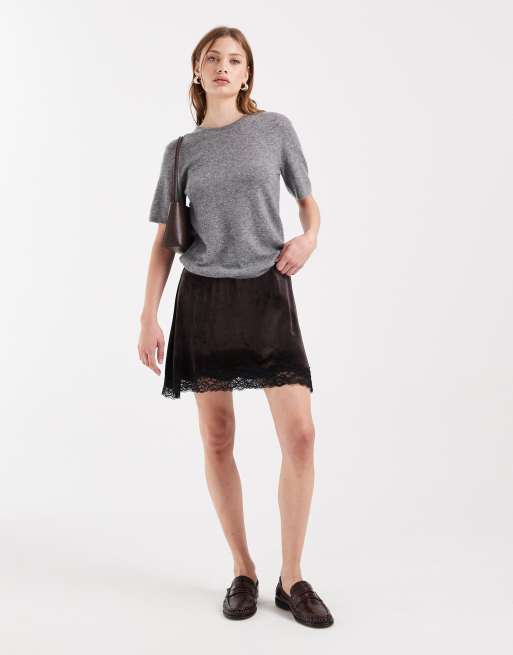 ASOS DESIGN - Chokoladebrun mininederdel med blondekant forneden i velour, 2 af 5