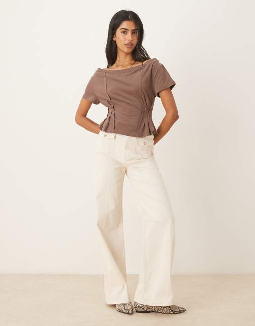 ASOS DESIGN - Chokoladebrun offshoulder-T-shirt med indsyning, 2 af 4