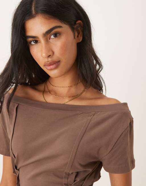 ASOS DESIGN - Chokoladebrun offshoulder-T-shirt med indsyning, 3 af 4