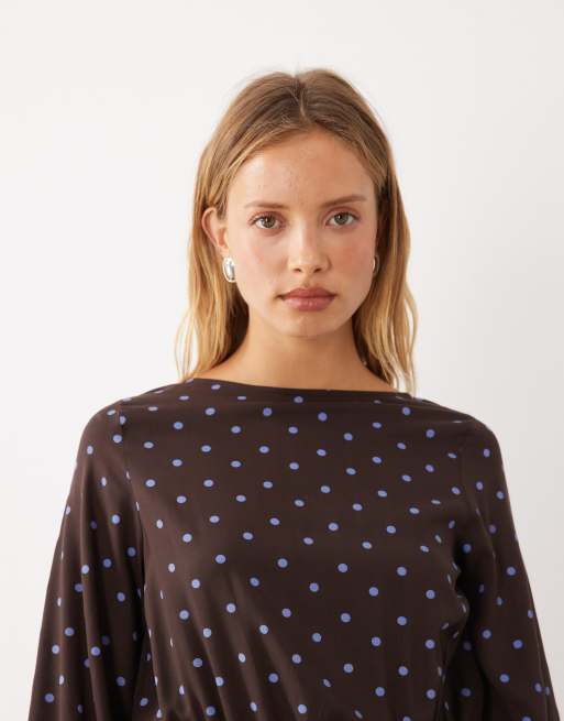 ASOS DESIGN - Chokoladebrun og blå maxikjole med lange blouson-ærmer og prikker, 2 af 4