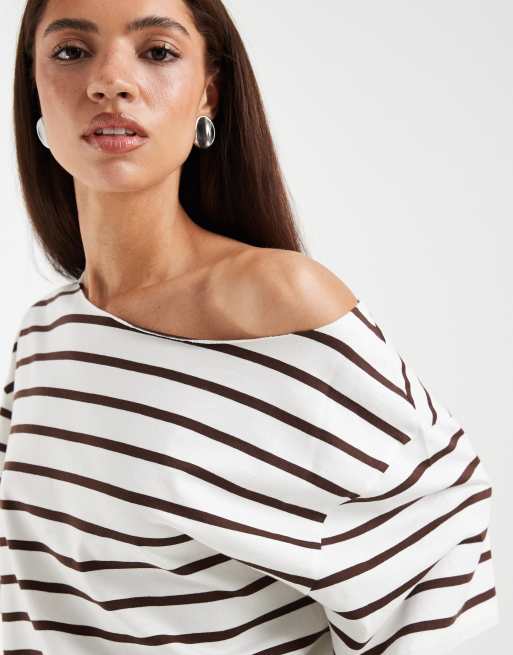 ASOS DESIGN - Chokoladebrun og cremehvid løstsiddende oversized T-shirt med offshoulder-snit og striber, 4 af 4