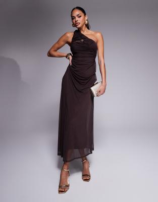 ASOS DESIGN - Chokoladebrun oneshoulder-midikjole med skråt design, detalje foran og draperet skørt med vandfaldsdesign i mesh - view 1