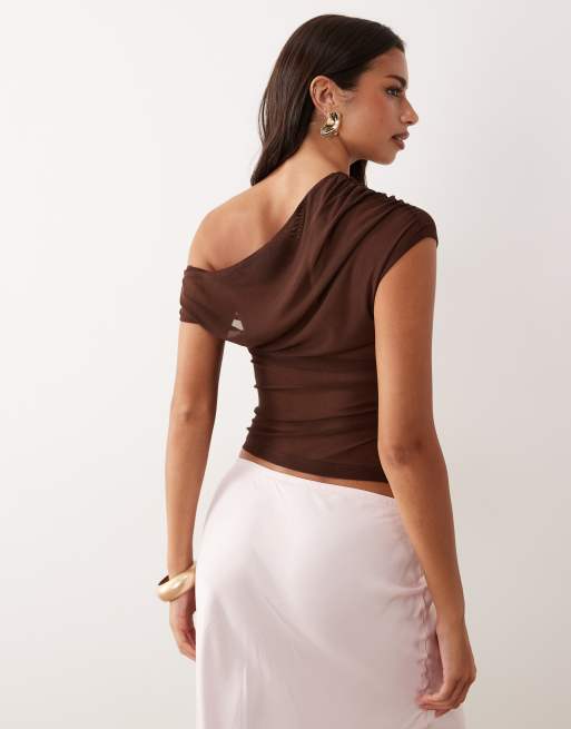 ASOS DESIGN - Chokoladebrun oneshoulder-top i gennemsigtig mesh med rynker og asymmetrisk snit, 2 af 4