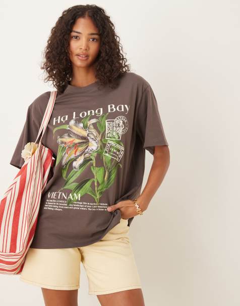 ASOS DESIGN - Chokoladebrun oversized T-shirt med vietnamesisk blomstergrafik - view 1