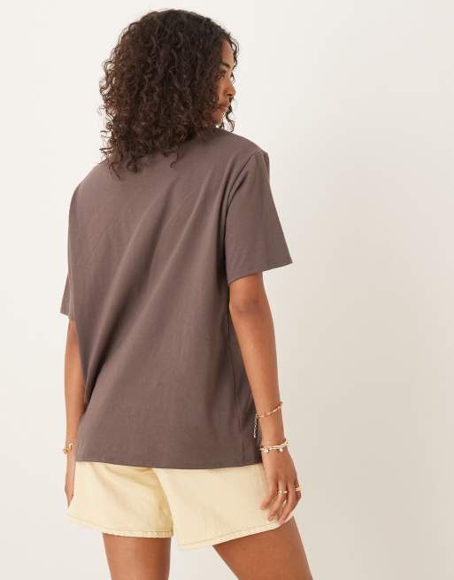ASOS DESIGN - Chokoladebrun oversized T-shirt med vietnamesisk blomstergrafik, 4 af 4