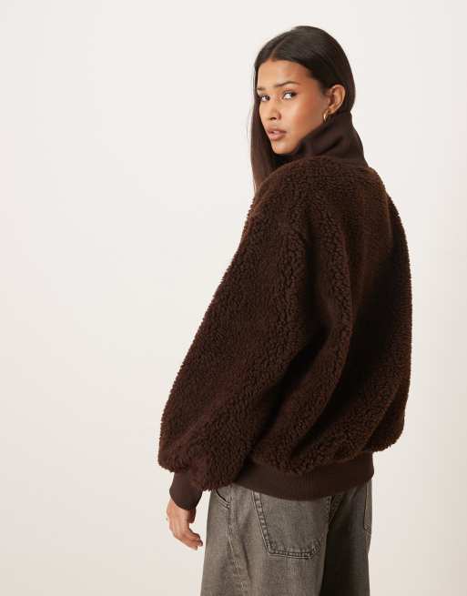 ASOS DESIGN - Chokoladebrun oversized top med høj hals og gennemgående lynlås i imiteret lammeskind, 2 af 4