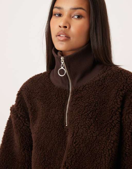 ASOS DESIGN - Chokoladebrun oversized top med høj hals og gennemgående lynlås i imiteret lammeskind, 3 af 4