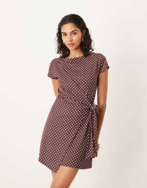 ASOS DESIGN - Chokoladebrun polkaprikket minikjole med vingeærmer og slå om-design foran med bindebånd - view 1