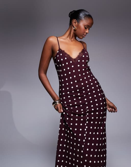 ASOS DESIGN - Chokoladebrun prikket slip-maxikjole med V-hals og blondekant i satin, 2 af 4