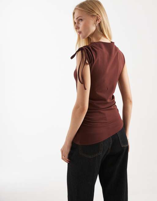 ASOS DESIGN - Chokoladebrun ærmeløs asymmetrisk top med rynkede skuldre, 2 af 4