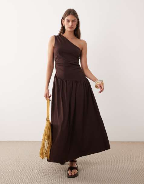 ASOS DESIGN - Chokoladebrun rynket maxikjole med sænket talje og oneshoulder-design - view 1