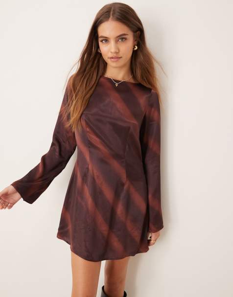 ASOS DESIGN - Chokoladebrun satinkjole med lige hals og flagrende ærmer og tie dye-print - view 1