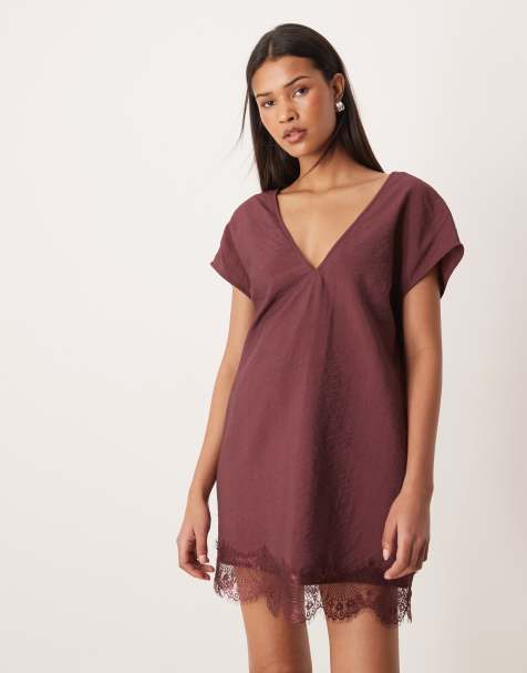 ASOS DESIGN - Chokoladebrun shift-minikjole i krøllet satin med V-hals og blondekant - view 1