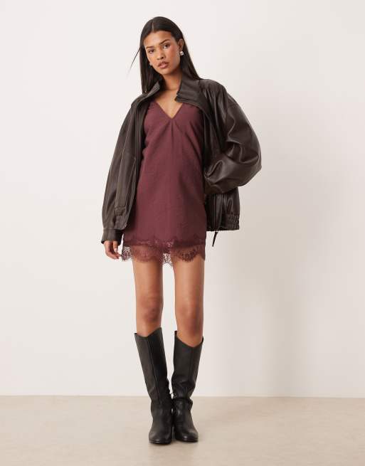 ASOS DESIGN - Chokoladebrun shift-minikjole i krøllet satin med V-hals og blondekant, 3 af 4