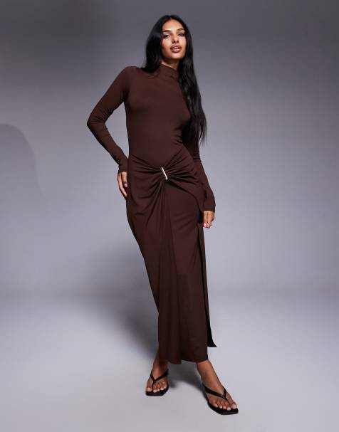 ASOS DESIGN - Chokoladebrun slå-om-midikjole med halsudskæring, lange ærmer og metaldetalje - view 1