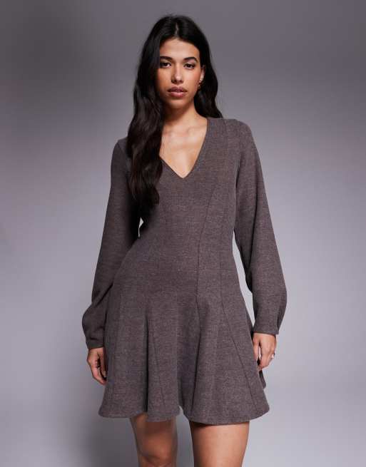 ASOS DESIGN - Chokoladebrun superblød figursyet minikjole med flagrende kant og V-hals, 2 af 4