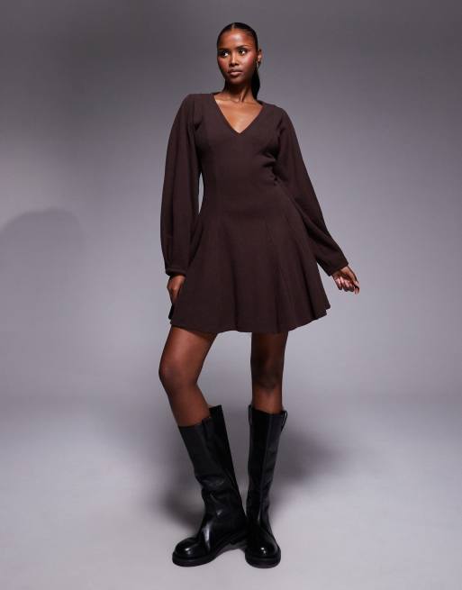 ASOS DESIGN - Chokoladebrun superblød tætsiddende minikjole med V-hals, sømdetaljer og svaj, 2 af 4