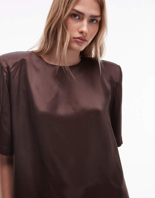 ASOS DESIGN - Chokoladebrun T-shirt i satin med skulderpuder, 3 af 4
