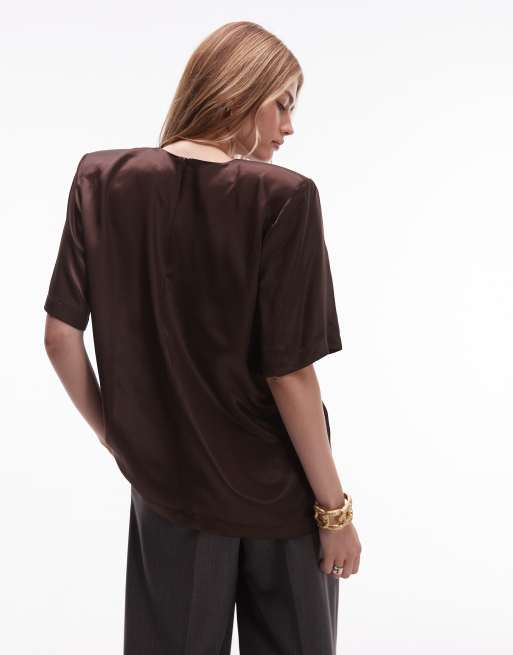 ASOS DESIGN - Chokoladebrun T-shirt i satin med skulderpuder, 4 af 4