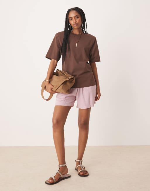 ASOS DESIGN - Chokoladebrun T-shirt med skulderpuder i Regular Fit, 3 af 4