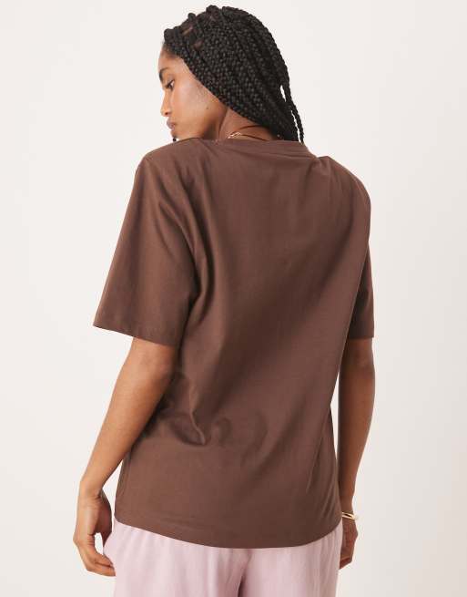 ASOS DESIGN - Chokoladebrun T-shirt med skulderpuder i Regular Fit, 4 af 4