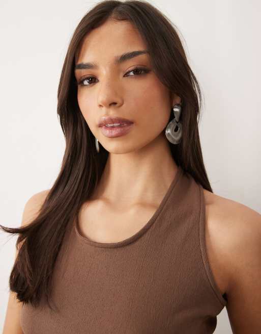 ASOS DESIGN - Chokoladebrun tekstureret halterneck-overdel i tekstureret crepe - Del af sæt, 2 af 4