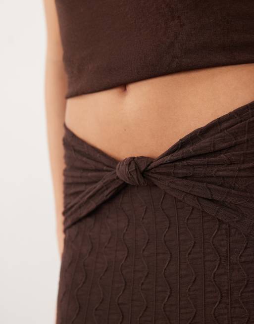 ASOS DESIGN - Chokoladebrun tekstureret maxinederdel med flæser og slids - Del af sæt, 4 af 5