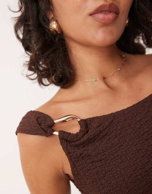ASOS DESIGN - Chokoladebrun tekstureret oneshoulder-top med pyntedetalje - Del af sæt, 2 af 4