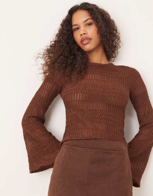 ASOS DESIGN - Chokoladebrun top i blondestof med lange trompetærmer og dyb rund udskæring i ryggen