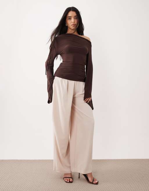ASOS DESIGN - Chokoladebrun top med asymmetriske engleærmer og indsyet talje, 2 af 4
