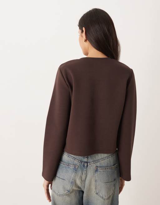 ASOS DESIGN - Chokoladebrun top med knapper samt interlock-sømme og skulderpuder i firkantet pasform, 3 af 4