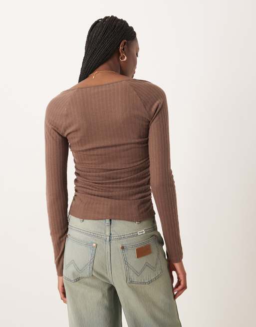 ASOS DESIGN - Chokoladebrun top med V-hals og lange ærmer i blød børstet ribstrik, 4 af 4
