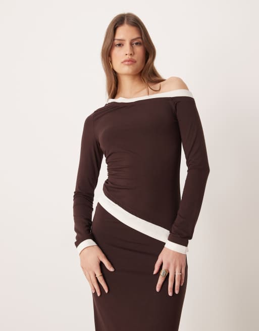 ASOS DESIGN - Chokoladebrun tætsiddende maxikjole med dobbeltlagsdetalje og asymmetrisk snit, 4 af 4
