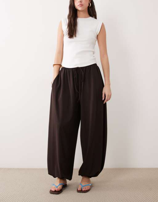 ASOS DESIGN - Chokoladebrune ballonbukser med bindebånd i taljen i jerseytwill, 2 af 5