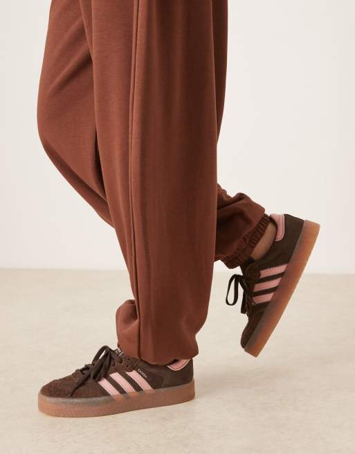ASOS DESIGN - Chokoladebrune barrel-joggingbukser med lav talje og løstsiddende pasform, 2 af 5