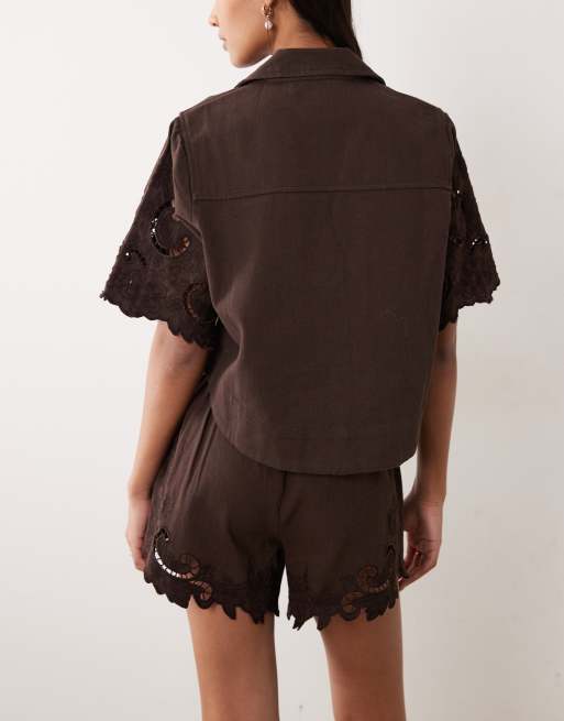 ASOS DESIGN - Chokoladebrune denimshorts med udskårne detaljer - Del af sæt, 4 af 5