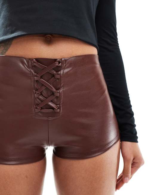 ASOS DESIGN - Chokoladebrune hotpants med snøredetalje i læderlook, 4 af 5