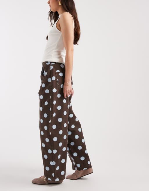 ASOS DESIGN - Chokoladebrune jeans med mellemhøj talje, tøndeformede ben og polkaprikker, 2 af 5