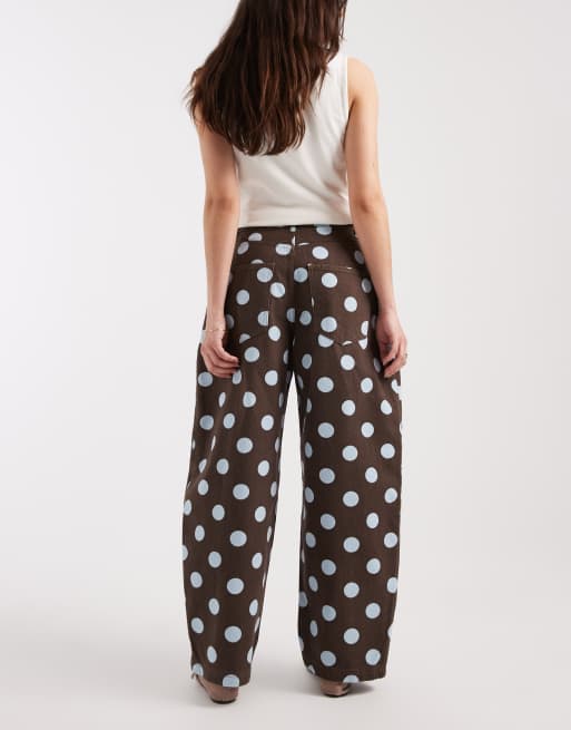 ASOS DESIGN - Chokoladebrune jeans med mellemhøj talje, tøndeformede ben og polkaprikker, 3 af 5