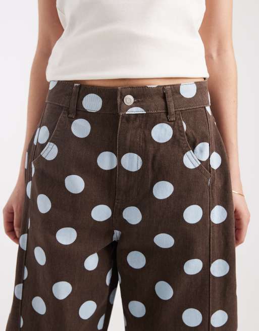 ASOS DESIGN - Chokoladebrune jeans med mellemhøj talje, tøndeformede ben og polkaprikker, 4 af 5