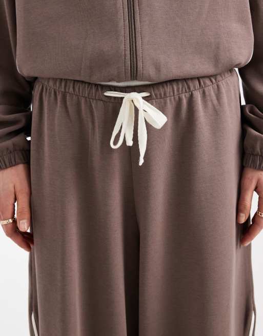 ASOS DESIGN - Chokoladebrune joggingbukser med brede ben og kontrastsømme - Del af sæt, 5 af 5