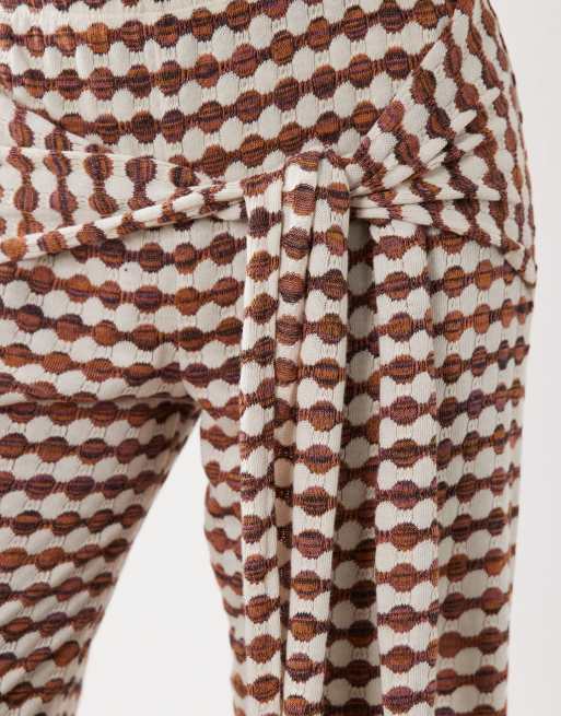 ASOS DESIGN - Chokoladebrune og cremehvide bukser i hæklet jerseymateriale med bindebånd i taljen og vide ben samt gingham-tern, 4 af 5