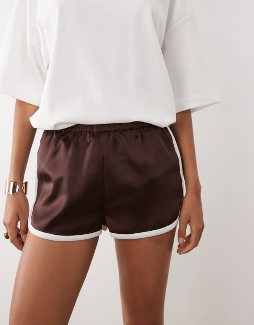 ASOS DESIGN - Chokoladebrune og hvide løbeshorts med kontrasterende sømme i satin, 3 af 5
